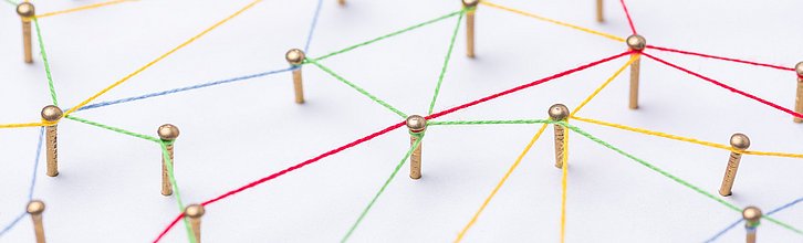 Ein Netz aus bunten Fäden